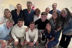 Jorge Ignacio Heinze, sobrino de Gabriel Heinze, con los médicos del Hospital Central.&nbsp;
