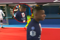 Enojado con un rival, Mbappé hizo un gesto obsceno tras la victoria del PSG.