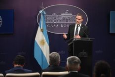 El vocero Manuel Adorni anunció este martes la eliminación de los aranceles de importación de los teléfonos celulares y otros productos electrónicos. Foto: Prensa Presidencia