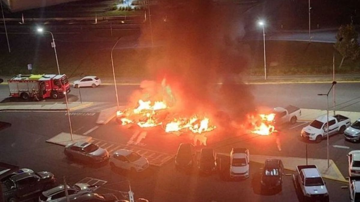 Ataque de celos y venganza: le incendiaron seis autos y el dueño apuntó a una mujer que conoció por redes