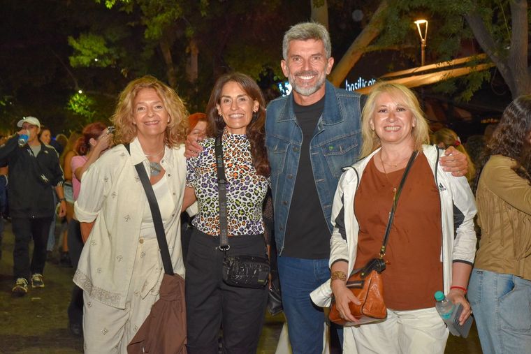 Ulpiano Suarez junto a su esposa y amigos en plena celebración capitalina. Ulpiano Suarez junto a su esposa y amigos en plena celebración capitalina.