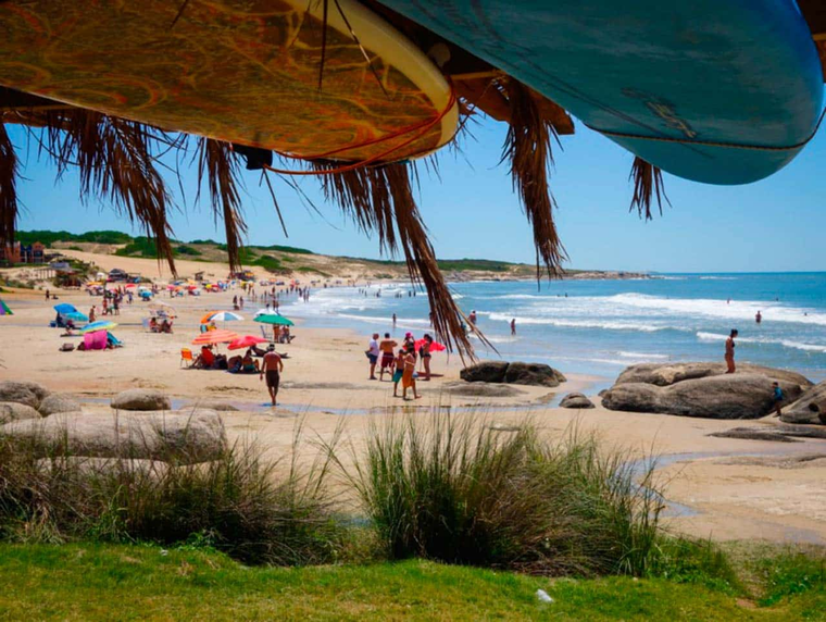 Punta del Diablo, uno de los pueblos más encantadores de Rocha, mezcla playa, surf y ambiente bohemio. Punta del Diablo, uno de los pueblos más encantadores de Rocha, mezcla playa, surf y ambiente bohemio.