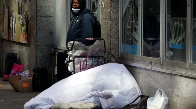 Un sin techo duerme en la calle en Nueva York, epicentro de la pandemia en Estados Unidos.