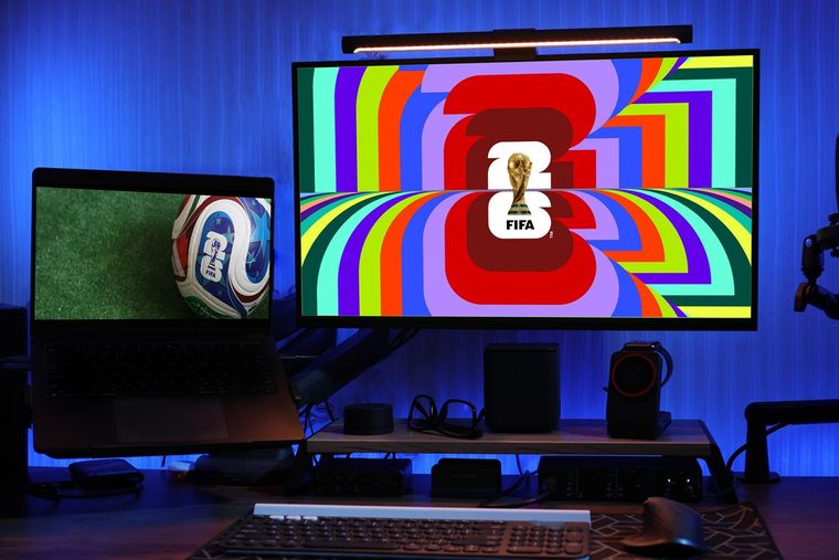 Las dimensiones gigantescas superan la oferta promedio de un televisor tradicional de salón. Las dimensiones gigantescas superan la oferta promedio de un televisor tradicional de salón.