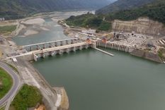 la presa resquebrajada, hecha por los chinos que quieren portezuelo