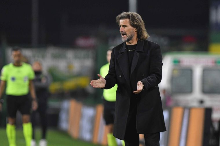 Rubén Darío Insúa analizó el triunfo de Barracas y dejó una contundente sentencia contra Racing. Foto: Télam