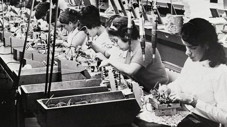 Un grupo de mujeres trabaja en una fábrica en Puerto Rico en 1970. Según la Biblioteca Nacional de Medicina de EE.UU., en 1982 un 41% de las mujeres casadas en el territorio estaba esterilizadas. Foto: GETTY IMAGES