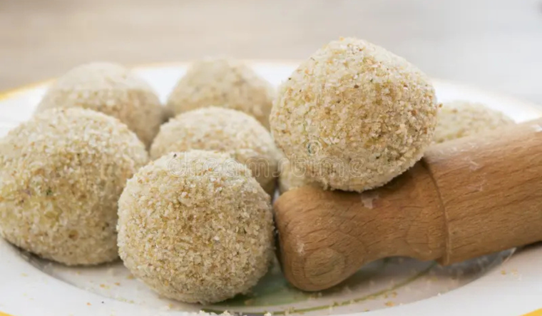 Usar pan rallado hidratado en la receta de albóndigas de pollo ayuda a mantenerlas jugosas y tiernas. Usar pan rallado hidratado en la receta de albóndigas de pollo ayuda a mantenerlas jugosas y tiernas.