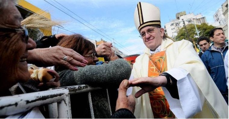 El Cardenal Jorge Bergoglio saludando a los fieles al finalizar la misa