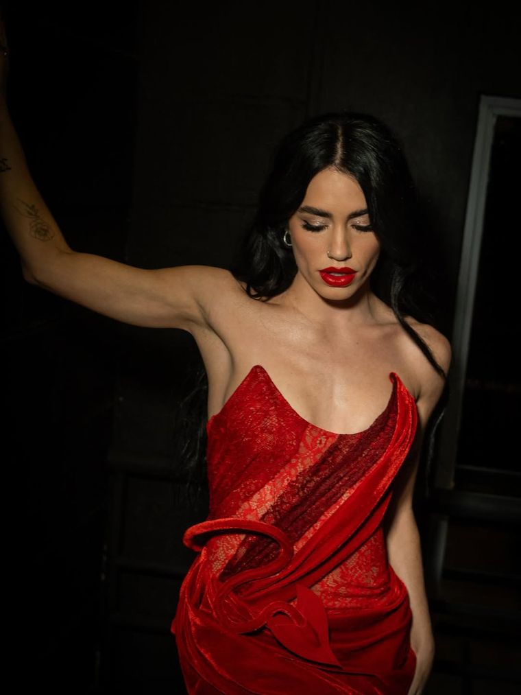 El vestido rojo de Lali que enloqueció a todos. El vestido rojo de Lali que enloqueció a todos.