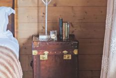 Cepillar las piezas de piel sintética también levanta la suciedad o los aceites corporales a la superficie, por lo que es bueno cepillarlas antes de que realmente se fijen Foto: Future