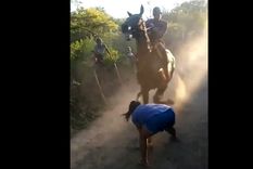 La mujer a punto de ser atropellada por el caballo de carreras