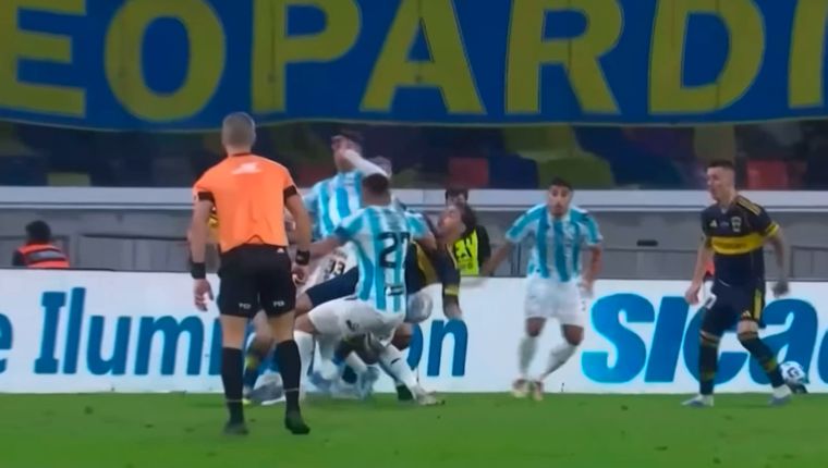 Russo reccclamó falta a Paredes en el primer gol de Atlético Tucumán.