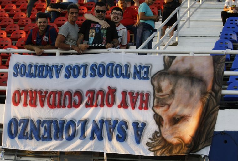 Una bandera dada vuelta con la cara de Insua, todo una muestra de la situación del Ciclón. Foto: FotoBaires