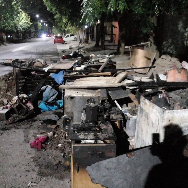 Todas las pertenencias de la familia afectada por el incendio quedaron destrozadas Foto: Gentileza