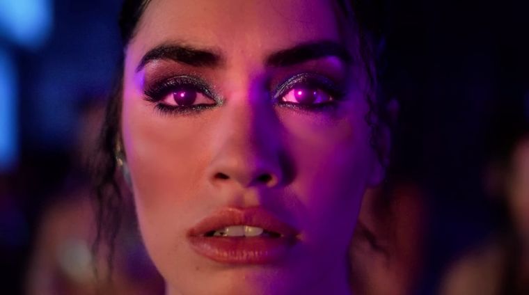 La artista argentina se lució con demasiados brillos en el audiovisual del tema. Foto: Captura de pantalla.