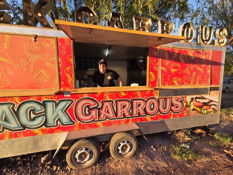 Inés Garros en su carrito de comida al lado de la ruta.
