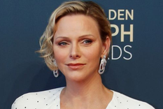 Charlène de Mónaco y su look con efecto óptico que homenajeó al chic francés.