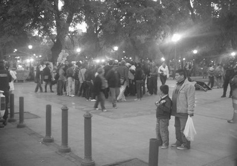 El tumulto en la Plaza durante la discusión con los artesanos.