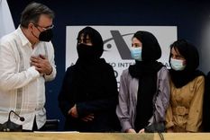 El canciller Marcelo Ebrad recibió a las jóvenes a su llegada a México. Foto: AFP