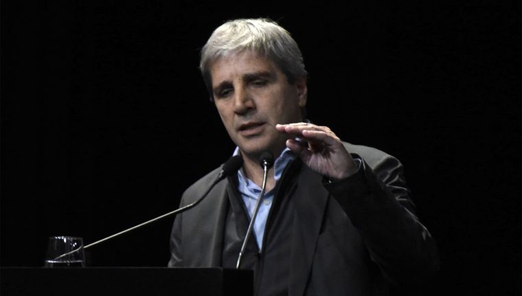 Luis Caputo ya avisó que no podrá cumplir dos metas acordadas con el FMI.