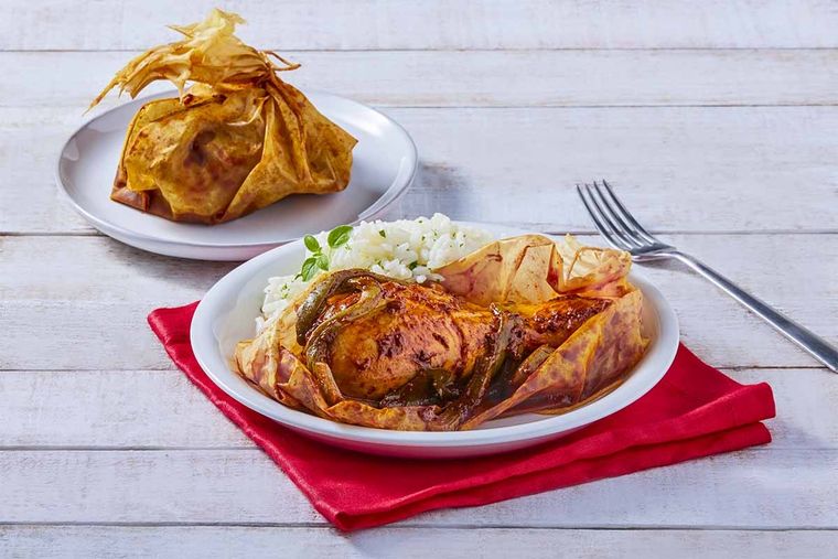 Anímate a cocinar unos deliciosos mixiotes de pollo en tu próxima reunión con amigos o familia. Foto: Recetas Nestlé MX