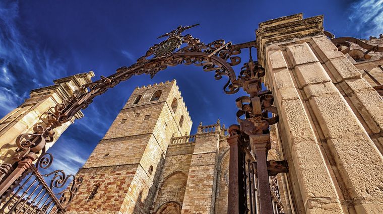 El imponente castillo y la catedral son símbolos de la historia y la identidad de este pueblo español.
