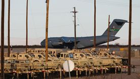 Un Boeing C-17 de la Fuerza Aérea de los Estados Unidos utilizado para vuelos de deportación en el aeródromo Biggs en Fort Bliss, El Paso, Texas. Un Boeing C-17 de la Fuerza Aérea de los Estados Unidos utilizado para vuelos de deportación en el aeródromo Biggs en Fort Bliss, El Paso, Texas.