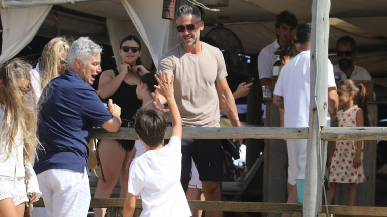 Demichelis junto a una mujer y sus hijos. Créditos: RS Fotos Demichelis junto a una mujer y sus hijos. Créditos: RS Fotos