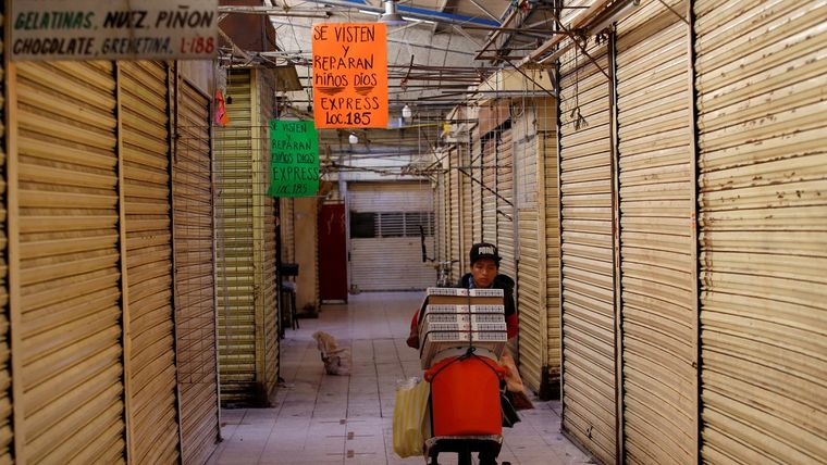 Tiendas cerradas en un mercado de Ciudad de México, 22 de abril de 2020.