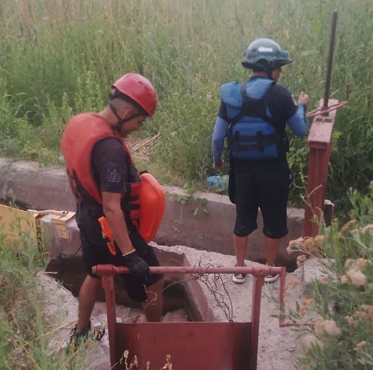 Los bomberos del Cuartel Central de la Policía de Mendoza buscando a Rita. Los bomberos del Cuartel Central de la Policía de Mendoza buscando a Rita.