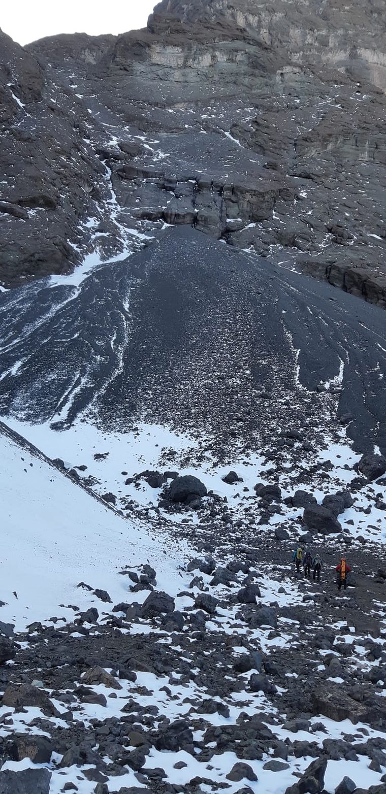 Personal de Rescate trabajo durante todo el jueves para traer el cuerpo