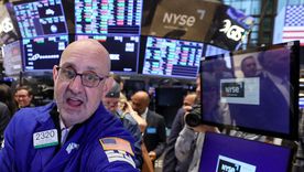 Las acciones de empresas argentinas caen hasta 4% en el fin de la semana, luego de conocerse los cambios para quienes compraron dólares financieros, en lo que puede ser visto como una vuelta atrás en el cepo.