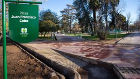 La puesta en valor de la Plaza Cobo apunta a generar un espacio moderno, accesible y con nuevos sectores para la recreación y el encuentro vecinal. La puesta en valor de la Plaza Cobo apunta a generar un espacio moderno, accesible y con nuevos sectores para la recreación y el encuentro vecinal.