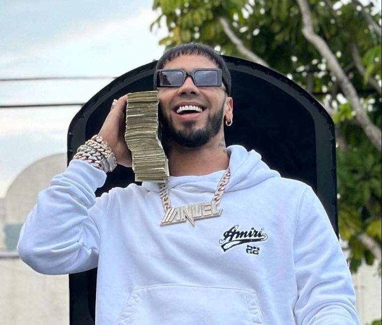 Anuel AA es conocido por hacer alarde su vida de lujos.
