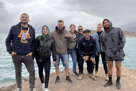 Boris Rivas, Ivan Márquez, y un grupo de amigos” hamburgueseros”. Foto: Gentileza