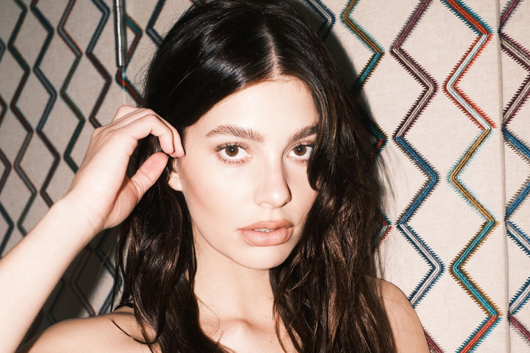 El look playero de Camila Morrone.