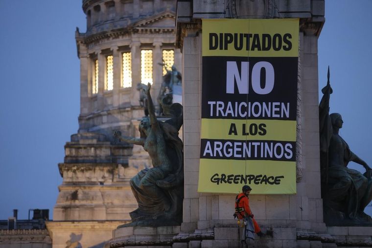 Trascendió que las autoridades detuvieron a siete activistas de Greenpeace bajo la acusación de vandalismo.