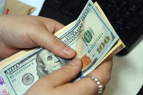 Sube el dólar oficial y se acerca al blue: las cotizaciones