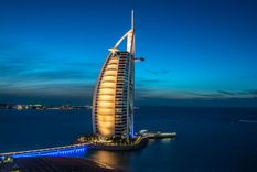 El hotel Burj Al Arab, en Dubái, fue blanco de un dron el sábado. Sin embargo, el incendio provocado fue controlado.
