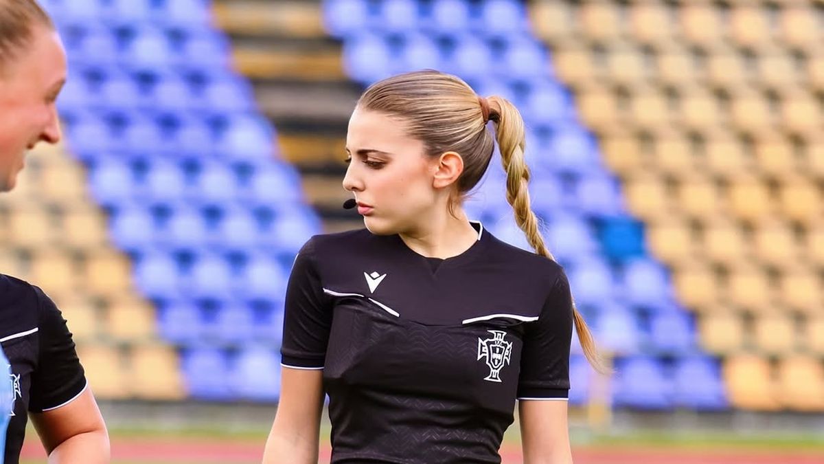A sus 22 años ya es sensación: la árbitra que revoluciona el fútbol