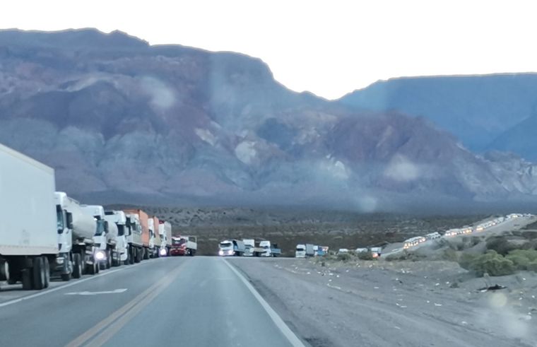 La larga fila de camiones que se vio esta tarde sobre Ruta 7