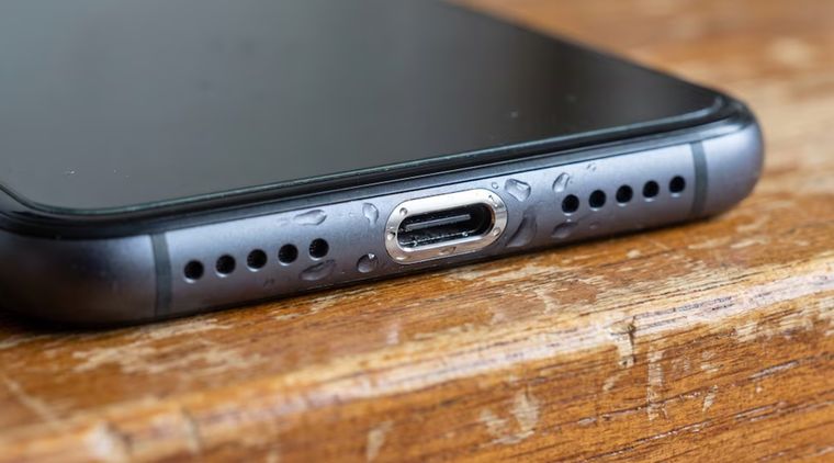 Desconectar el cargador y dejar secar el teléfono correctamente evita averías costosas en el sistema de carga. Desconectar el cargador y dejar secar el teléfono correctamente evita averías costosas en el sistema de carga.