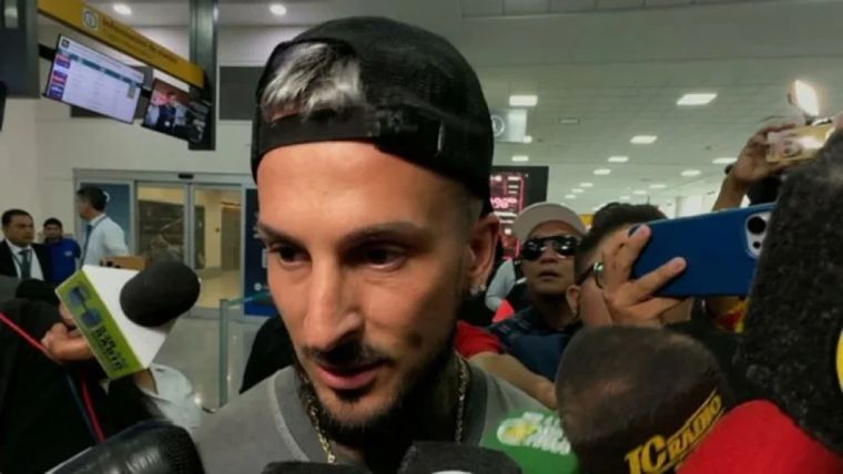 Darío Benedetto ya sintió la presión en Ecuador y ahora tendrá que responder en la cancha. Foto: captura de video.