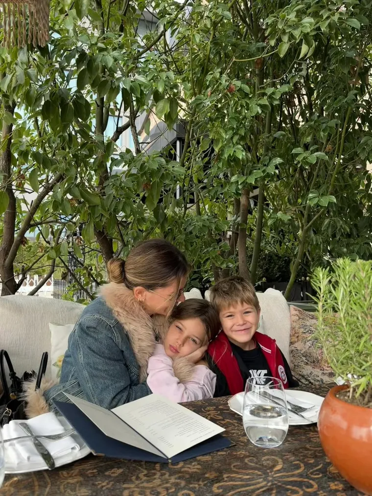 Una foto familiar con estilo Y2K y mucha ternura. Una foto familiar con estilo Y2K y mucha ternura.