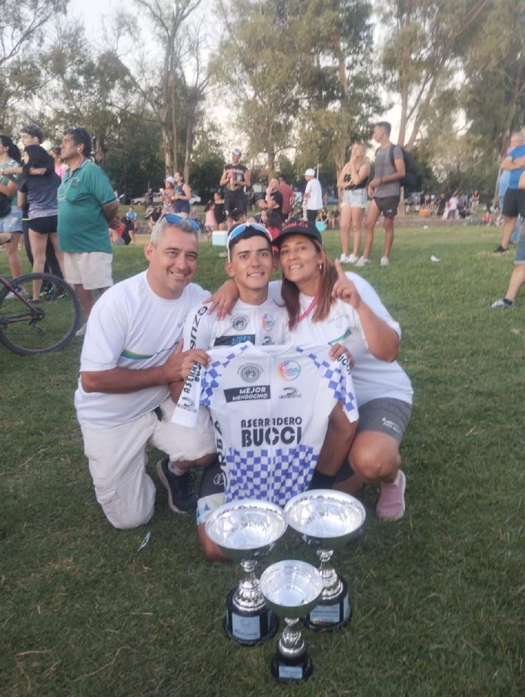 Matías entre papá y mamá, sus grandes sostenes.