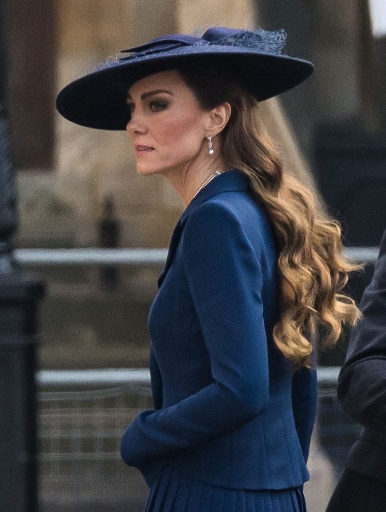 No te pierdas todos los detalles de su look.