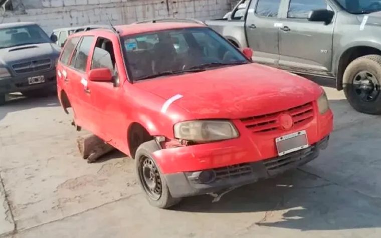 Un auto robado en Mendoza fue encontrado en Caucete, en la provincia de San Juan, abandonado y parcialmente desmantelado.&nbsp;