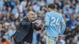 Enzo Maresca le da indicaciones a Josko Gvardiol en Manchester City frente a Bournemouth.
