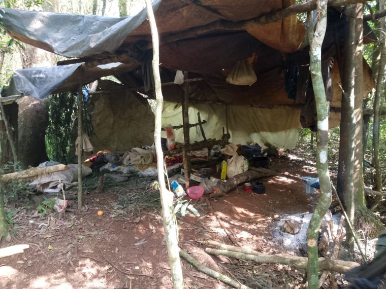 El campamento clandestino fue encontrado durante un patrullaje ambiental en una zona protegida de Misiones.